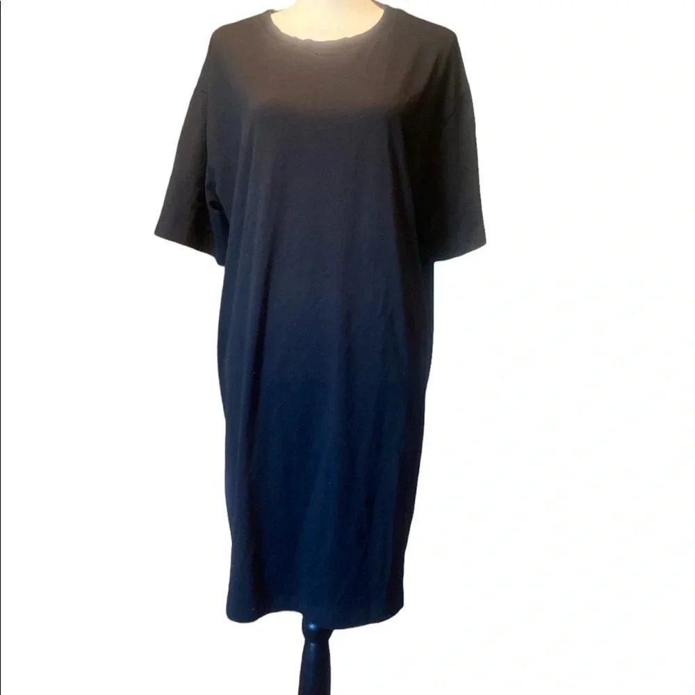 ◼️Black t-shirt dress 🔳
BIN #9 - Picture 2 of 4